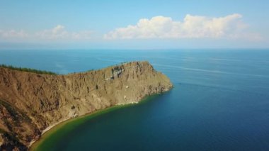 Baykal Gölü Cape Burhan Olkhon adada. Kayalık ve kumlu plaj Bay Huzhir köyü. Arial Dron ateş.