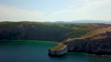 Baykal Gölü Cape Burhan Olkhon adada. Kayalık ve kumlu plaj Bay Huzhir köyü. Arial Dron ateş.