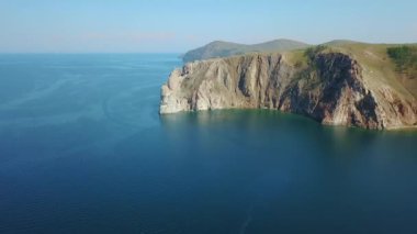 Baykal Gölü Cape Burhan Olkhon adada. Kayalık ve kumlu plaj Bay Huzhir köyü. Arial Dron ateş.