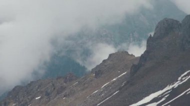 Şimbulak veya Çimbulak, Almatı, Kazakistan yüksek karlı dağlarda kayak montaj bulutlu gün tatil
