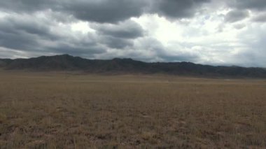 Bozkır ve Tian Shan dağ aralığı Çin ve Kırgızistan sınırındaki