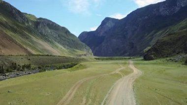 Altay dağ Vadisi. Yüksek karla kaplı dağlar arasında akan nehir dağ. Kazakistan Doğu Asya ve Rusya. Alansal Dron görüntüleri.