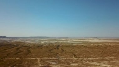 Ustyurt Yaylası üzerinde. Çöl ve Plato Ustyurt veya Ustyurt Plato Batı Asya'nın, Kazakistan, Türkmenistan ve Özbekistan Karakalpakstan particulor bulunur. Arial dron ateş.