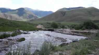 Vadi dağ manzara Kırgızistan. Batı Kırgızistan Pamir Dağları manzara. Asya seyahat. Alansal Dron ateş.
