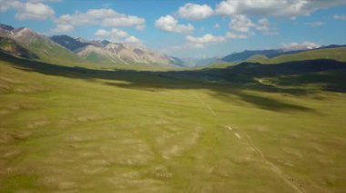 Vadi dağ manzara Kırgızistan. Batı Kırgızistan Pamir Dağları manzara. Asya seyahat. Alansal Dron ateş.