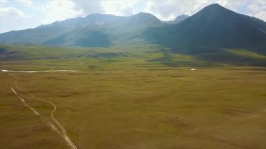 Vadi dağ manzara Kırgızistan. Batı Kırgızistan Pamir Dağları manzara. Asya seyahat. Alansal Dron ateş.