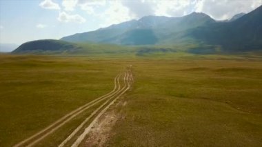 Vadi dağ manzara Kırgızistan. Batı Kırgızistan Pamir Dağları manzara. Asya seyahat. Alansal Dron ateş.