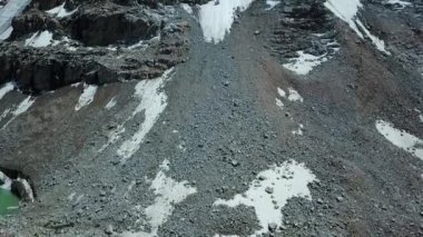 Vadi dağ manzara Kırgızistan. Batı Kırgızistan Pamir Dağları manzara. Asya seyahat. Alansal Dron ateş.