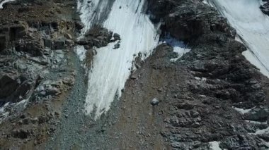 Vadi dağ manzara Kırgızistan. Batı Kırgızistan Pamir Dağları manzara. Asya seyahat. Alansal Dron ateş.