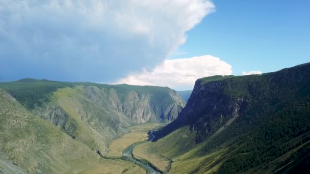 阿尔泰山脉山谷 高山流淌在高高的白雪覆盖的山脉之间 哈萨克斯坦东亚和俄罗斯 面积德龙素材 — 图库视频影像