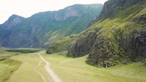 阿尔泰山脉山谷 高山流淌在高高的白雪覆盖的山脉之间 哈萨克斯坦东亚和俄罗斯 面积德龙素材 — 图库视频影像