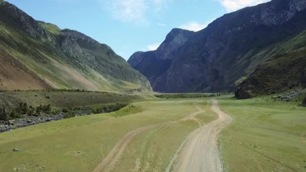 Vallée Montagne Altay Rivière Montagne Coulant Entre Hautes Montagnes Enneigées — Video