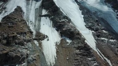 Vadi dağ manzara Kırgızistan. Batı Kırgızistan Pamir Dağları manzara. Asya seyahat. Alansal Dron ateş.
