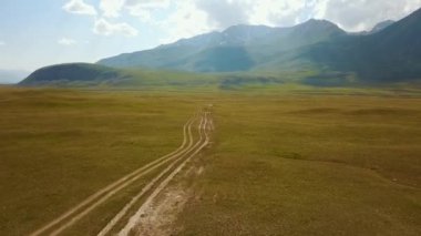 Vadi dağ manzara Kırgızistan. Batı Kırgızistan Pamir Dağları manzara. Asya seyahat. Alansal Dron ateş.