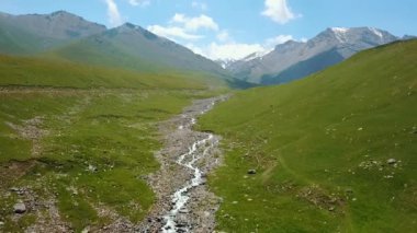 Vadi dağ manzara Kırgızistan. Batı Kırgızistan Pamir Dağları manzara. Asya seyahat. Alansal Dron ateş.
