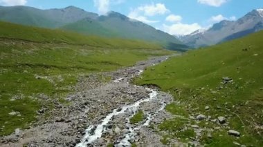 Vadi dağ manzara Kırgızistan. Batı Kırgızistan Pamir Dağları manzara. Asya seyahat. Alansal Dron ateş.
