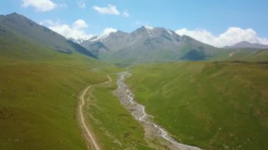 Vadi dağ manzara Kırgızistan. Batı Kırgızistan Pamir Dağları manzara. Asya seyahat. Alansal Dron ateş.