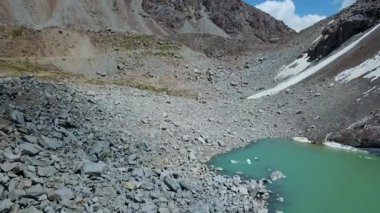 Vadi dağ manzara Kırgızistan. Batı Kırgızistan Pamir Dağları manzara. Asya seyahat. Alansal Dron ateş.