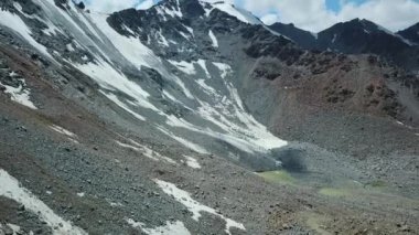 Vadi dağ manzara Kırgızistan. Batı Kırgızistan Pamir Dağları manzara. Asya seyahat. Alansal Dron ateş.