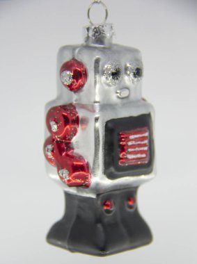 Vintage robot Retro Klasik oyuncak beyaz arka planda Izole. Noel ağacı dekor.