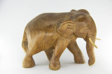 Beyaz arka planda Izole ahşap el yapımı fil heykeli