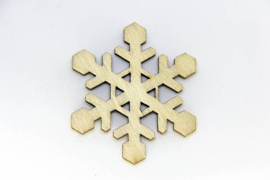Tek Decorational kar tanesi beyaz arka plan üzerinde izole ahşap yapılmış. Noel dekorasyon.