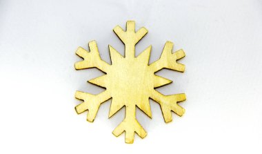Tek Decorational kar tanesi beyaz arka plan üzerinde izole ahşap yapılmış. Noel dekorasyon.