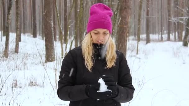 幸せな若い自然美容女性は屋外の雪の森で雪と遊びます 外は雪が冬時間 — ストック動画