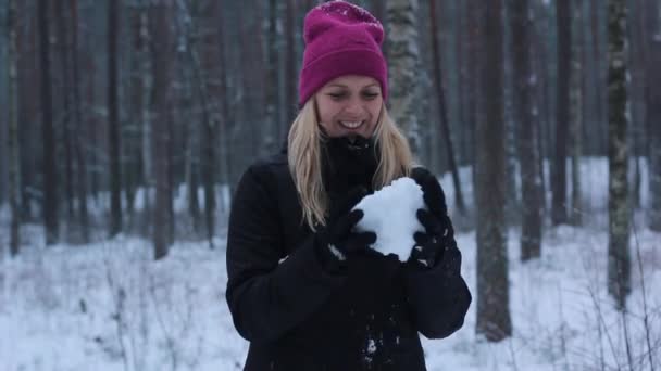 幸せな若い自然美容女性は屋外の雪の森で雪と遊びます 外は雪が冬時間 — ストック動画