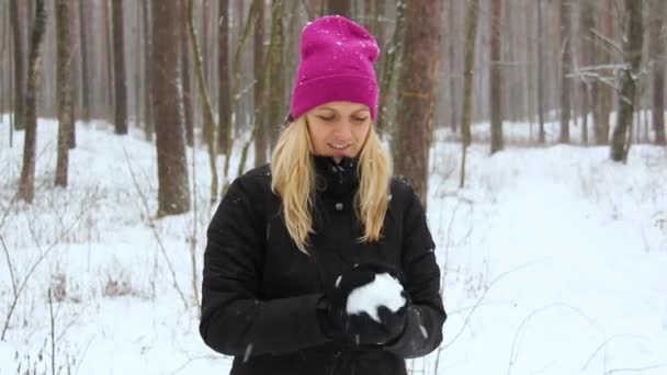 Happy Young Natural Beauty Woman Plays Snow Snowy Forest Outdoor — Stock Video