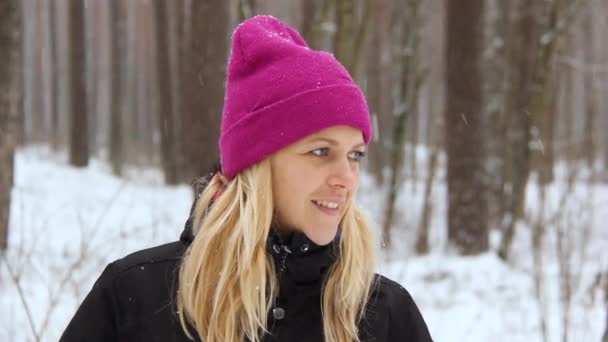 Glada Unga Naturliga Skönhet Kvinna Leker Med Snö Snöig Skog — Stockvideo