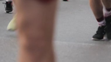19.05.2019 Tet Riga Maratonu Letonya : Maraton Koşucuları Crowd Front View Legs. Atletler Focuss Off Runing. Bulanık Runner Feet Koşu Maratonu.