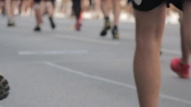 19.05.2019 Tet Riga Maratonu Letonya : Maraton Koşucuları Crowd Front View Legs. Atletler Focuss Off Runing. Bulanık Runner Feet Koşu Maratonu.