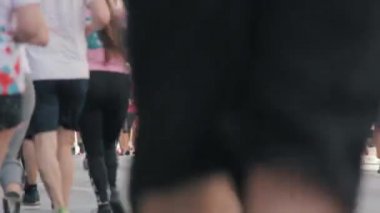 19.05.2019 Tet Riga Maratonu Letonya : Maraton Koşucuları Crowd Front View Legs. Atletler Focuss Off Runing. Bulanık Runner Feet Koşu Maratonu.