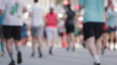 19.05.2019 Tet Riga Maratonu Letonya : Maraton Koşucuları Crowd Front View Legs. Atletler Focuss Off Runing. Bulanık Runner Feet Koşu Maratonu.