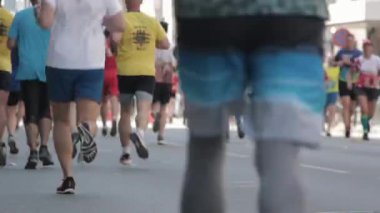 19.05.2019 Tet Riga Maratonu Letonya : Maraton Koşucuları Crowd Front View Legs. Atletler Focuss Off Runing. Bulanık Runner Feet Koşu Maratonu.