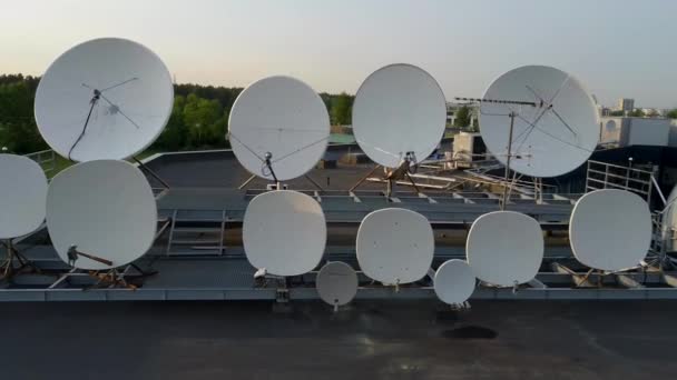 衛星料理デジタルテレビ放送信号を送受信します 空中ドローン映像 通信アンテナとタワー 家の衛星料理 — ストック動画