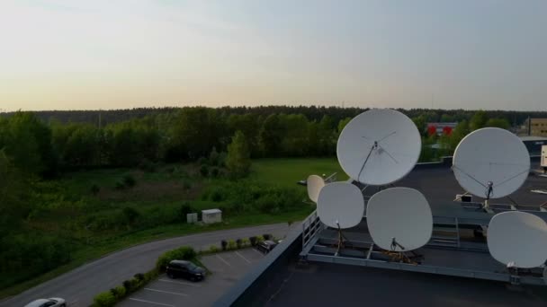 Satélites Pratos Transmitir Receber Sinais Transmissão Televisão Digital Imagens Aéreas — Vídeo de Stock