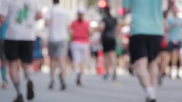 2019 泰特里加马拉松拉脱维亚 马拉松跑步者人群前视图腿 运动员跑出焦点 模糊的跑步者脚跑马拉松 — 图库视频影像