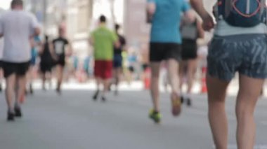 19.05.2019 Tet Riga Maratonu Letonya : Maraton Koşucuları Crowd Front View Legs. Atletler Focuss Off Runing. Bulanık Runner Feet Koşu Maratonu.