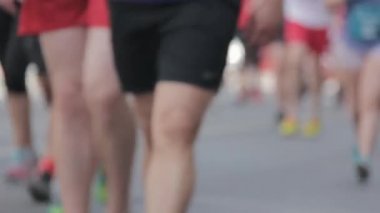 19.05.2019 Tet Riga Maratonu Letonya : Maraton Koşucuları Crowd Front View Legs. Atletler Focuss Off Runing. Bulanık Runner Feet Koşu Maratonu.