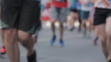 19.05.2019 Tet Riga Maratonu Letonya : Maraton Koşucuları Crowd Front View Legs. Atletler Focuss Off Runing. Bulanık Runner Feet Koşu Maratonu.