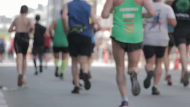 2019 泰特里加马拉松拉脱维亚 马拉松跑步者人群前视图腿 运动员跑出焦点 模糊的跑步者脚跑马拉松 — 图库视频影像