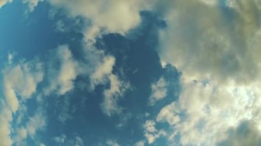 Mavi Gökyüzünde Ki Büyük Beyaz Bulutların Zaman Atlamalı Zamanı. Hareketli Bulutlar Hava Arka Plan. Yaz Güneşli Akşam.