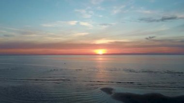 Dron Güzel Bir Gün Batımında Deniz Üzerinde Uçuyor. Güzel Deniz Sunset Flyover Hava Drone Shoot. Denizüzerinde Gün Doğumu. Baltık Denizi'nde Renkli Gün Batımı, Letonya