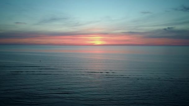 德龙在美丽的日落中飞越海洋 美丽的海洋日落飞越空中无人机拍摄 海上日出 波罗的海五颜六色的日落 拉脱维亚 — 图库视频影像