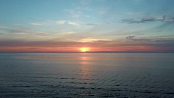 德龙在美丽的日落中飞越海洋 美丽的海洋日落飞越空中无人机拍摄 海上日出 波罗的海五颜六色的日落 拉脱维亚 — 图库视频影像