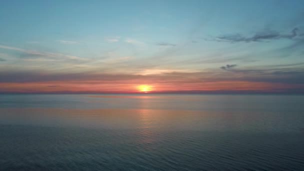 Dron Voando Sobre Mar Pôr Sol Bonito Lindo Sea Sunset — Vídeo de Stock