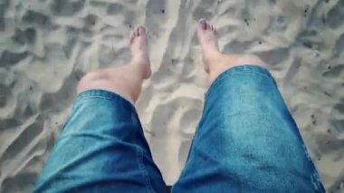 Bacaklar salıncakta Pov. Hareketli bir salıncakta oturan adamın ayakları sahilde sallanır. 