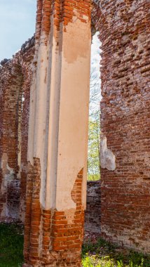 Veckalsnava Kilisesi 'nin kalıntıları. Kalsnava Bölgesi Letonya 'daki Lüteryen Kilisesi' nin Eski Mimari Detayları. Güneşli Bahar Günü.